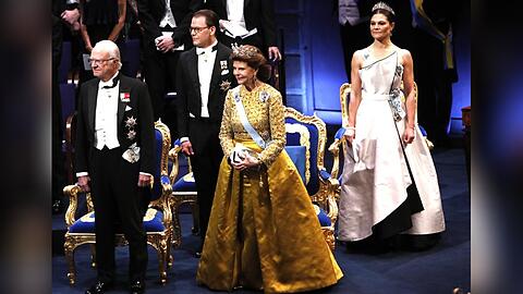 Kronprinzessin Victoria (r.) mit König Carl XVI. Gustaf, Prinz Daniel und Königin Silvia beim Nobelpreis in Stockholm. Kronprinzessin Victoria (r.) mit König Carl XVI. Gustaf, Prinz Daniel und Königin Silvia beim Nobelpreis in Stockholm.