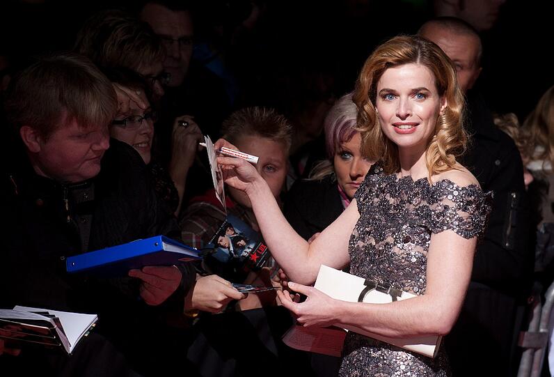Schauspielerin Thekla Reuten gibt ihren Fans vor der Premiere des "Hotel Lux" in Berlin Autogramme.