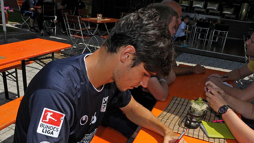 Post für Kevin Volland: Der Ex-Löwe bekommt einen Brief von Christopher Schindler. Die besten Bilder! Post für Kevin Volland: Der Ex-Löwe bekommt einen Brief von Christopher Schindler. Die besten Bilder!