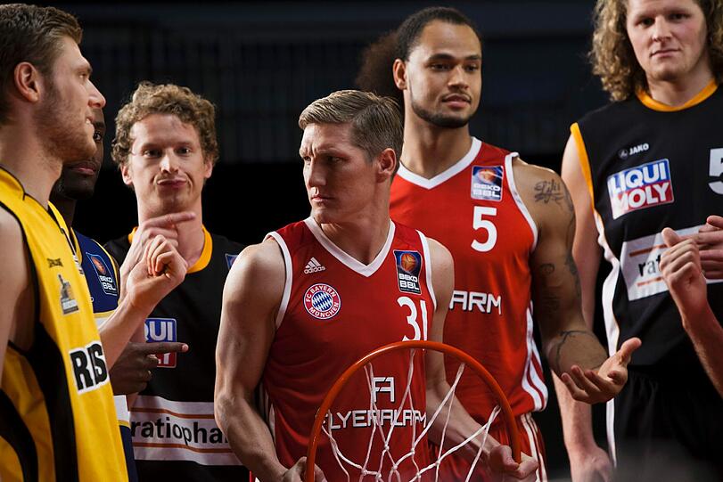 Bastian Schweinsteiger, Javi Martinez und die Stars der Beko BBL beim neuen Werbespot für Kabel 1. Der Sender überträgt in dieser Spielzeit zusätzlich zu SPORT1 ausgewählte Partien der besten Basketball-Liga Deutschlands. Sehen Sie hier die Bilder aus dem Audi-Dome.