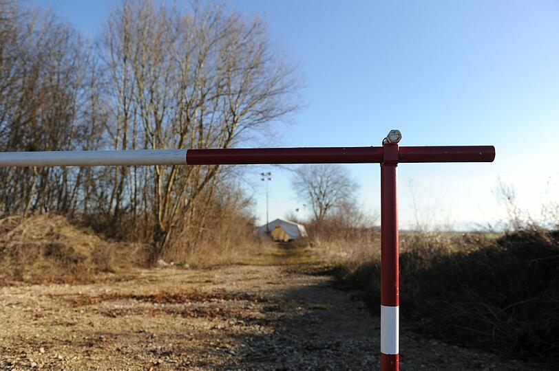 Ein Zelt der Spurensicherung am Ufer des Rathei-Weihers. Am Vortag hatten zwei Angler in dem Weiher eine Mädchenleiche gefunden, die wahrscheinlich einem Gewaltverbrechen zum Opfer gefallen ist.
