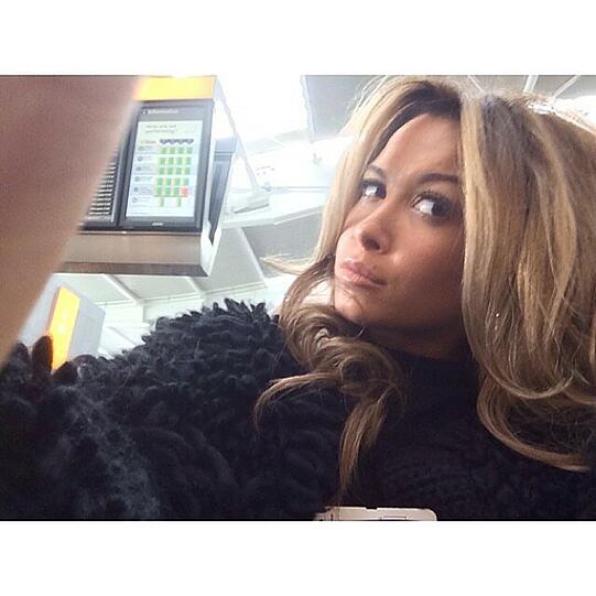 Mandy Capristo, Freundin von Fußball-Nationalspieler Mesut Özil, postet ein Foto während sie am Flughafen wartet. Ob sie wohl zu ihrem Mesut fliegt?