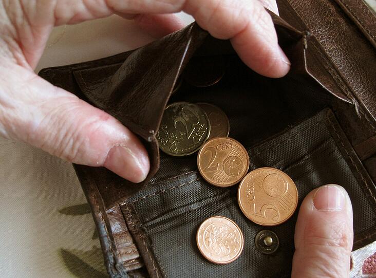 Immer weniger Sparer legen Geld auf die Seite.