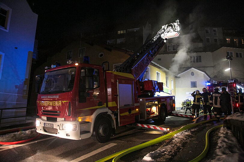 Die schnell eintreffende Feuerwehr hatte das Feuer zum Glück schnell unter Kontrolle, so dass ein Ausbreiten auf das restliche Gebäude verhindert werden konnte.