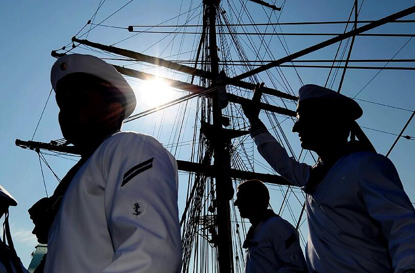 Besatzungsmitglieder der "Gorch Fock" nach der Ankunft des Segelschulschiffs in Kiel. Foto: Carsten Rehder/Archiv