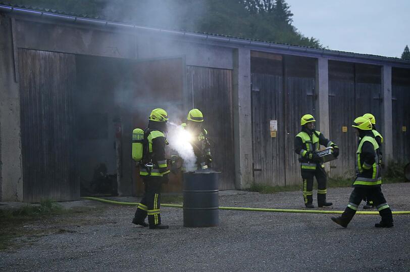 Kurioser Einsatz in Gars am Inn: Eine Person wollte in einer Garage Fleisch räuchern - und rief damit die Feuerwehr auf den Plan. Die Bilder vom Einsatz.