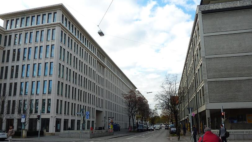 Im Gebäude links in der Luisenstraße wird "Hans im Glück" in Kürze einen neuen Burger-Grill eröffnen. Im Gebäude links in der Luisenstraße wird "Hans im Glück" in Kürze einen neuen Burger-Grill eröffnen.