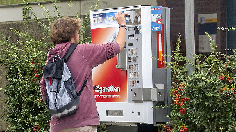 Entweder man bezahlt seine Zigaretten - oder man tritt solange gegen den Automaten, bis er Geld oder Kippen auswirft. (Symbolbild)