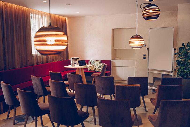 Endlich gibt es ein lässiges B&B Hotel nahe Meran, das auch an Leute auf Geschäftsreise gedacht hat. Es gibt Highspeed-WLAN, Workspaces und praktische Tools zum Ausleihen, z.B. Notebook-Sofatablets.