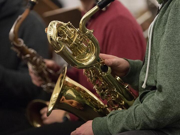 Ein Musiker hält ein Saxophon. Foto: Sebastian Kahnert/dpa-Zentralbild/dpa/Symbolbild