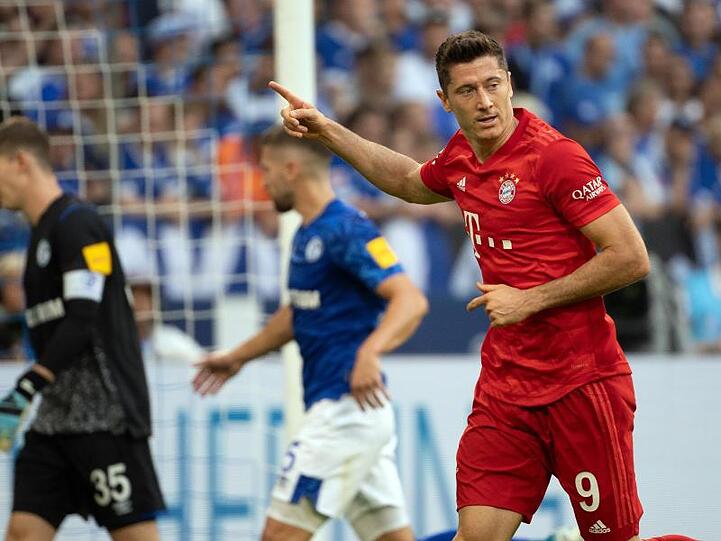 Derzeit nicht zu stoppen: Bayerns Lewandowski erzielt drei Tore gegen den FC Schalke 04.