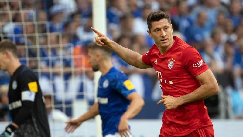 Derzeit nicht zu stoppen: Bayerns Lewandowski erzielt drei Tore gegen den FC Schalke 04. Derzeit nicht zu stoppen: Bayerns Lewandowski erzielt drei Tore gegen den FC Schalke 04.