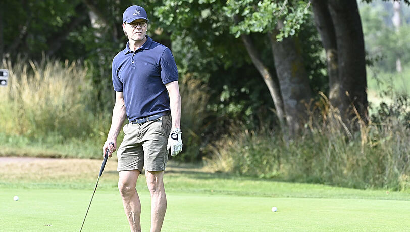 Für den Golfplatz sind die kurzen Hosen von Prinz Daniel eigentlich zu kurz geraten. Für den Golfplatz sind die kurzen Hosen von Prinz Daniel eigentlich zu kurz geraten.
