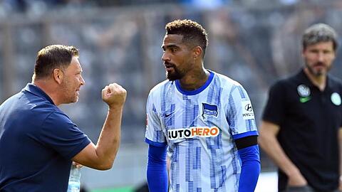 Herthas Trainer Pal Dardai (l) spricht mit Kevin-Prince Boateng an der Seitenauslinie.