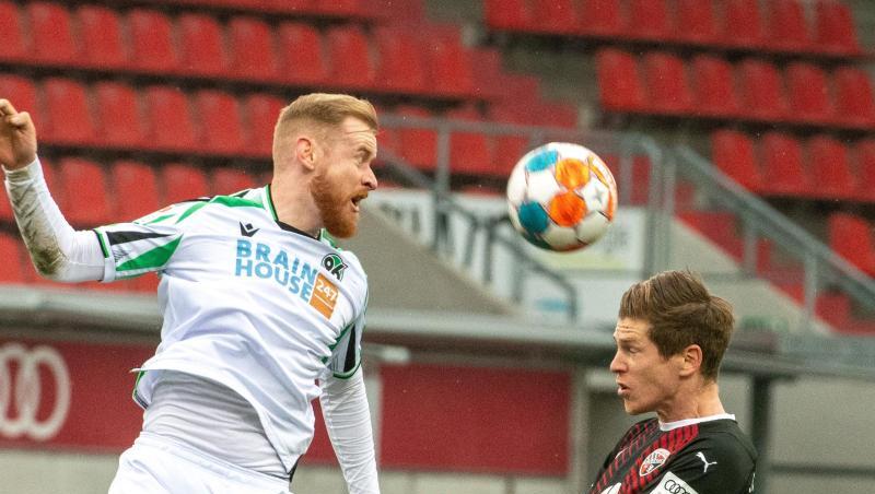 Hannovers Niklas Hult (l) und Ingolstadts Denis Linsmayer sind im Kopfballduell.