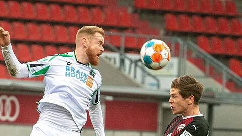 Hannovers Niklas Hult (l) und Ingolstadts Denis Linsmayer sind im Kopfballduell.