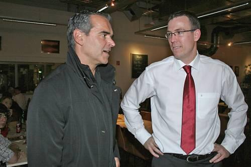 Fachleute unter sich &ndash; und einer Meinung: Bundestrainer Dirk Bauermann (links) und Chris Fleming, sein Nachfolger in Bamberg.