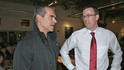 Fachleute unter sich – und einer Meinung: Bundestrainer Dirk Bauermann (links) und Chris Fleming, sein Nachfolger in Bamberg. Fachleute unter sich – und einer Meinung: Bundestrainer Dirk Bauermann (links) und Chris Fleming, sein Nachfolger in Bamberg.