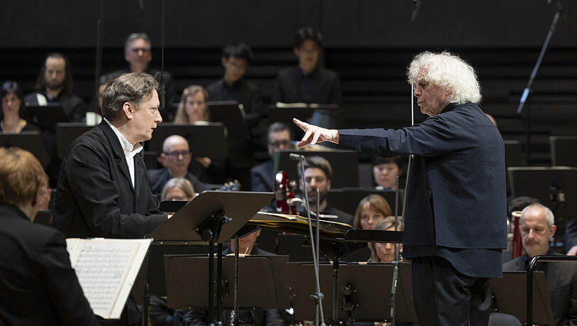 Simon Rattle (rechts) und der Bariton Georg Nigl in Hans Werner Henzes Oratorium &bdquo;Das Flo&szlig; der Medusa&ldquo;.