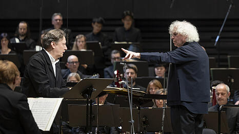 Simon Rattle (rechts) und der Bariton Georg Nigl in Hans Werner Henzes Oratorium &bdquo;Das Flo&szlig; der Medusa&ldquo;.