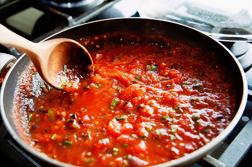 Für Pasta-Sauce, Dips oder Pestos sollten Sie das Nudelwasser am besten noch heiß gleich weiterverarbeiten. Auch in Suppen oder Eintöpfen ist das Nudelwasser eine sehr gute Zutat, um die Gerichte anzudicken. Zudem wird das Essen weiter verfeinert, denn das salzige Wasser verleiht ihm eine eigene Geschmacksnote. Für Pasta-Sauce, Dips oder Pestos sollten Sie das Nudelwasser am besten noch heiß gleich weiterverarbeiten. Auch in Suppen oder Eintöpfen ist das Nudelwasser eine sehr gute Zutat, um die Gerichte anzudicken. Zudem wird das Essen weiter verfeinert, denn das salzige Wasser verleiht ihm eine eigene Geschmacksnote.