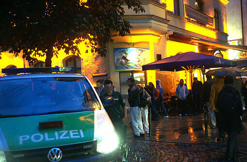 Dabei waren am Mittwoch kurz vor 18 Uhr die Drogenfahnder vorgefahren. Die Bilder von der Razzia.