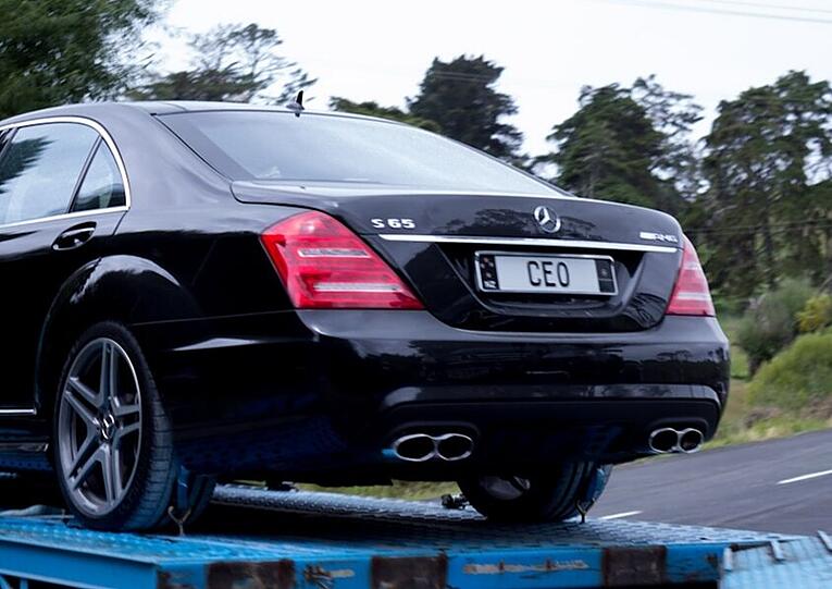 ...CEO steht auf dem Nummernschild.