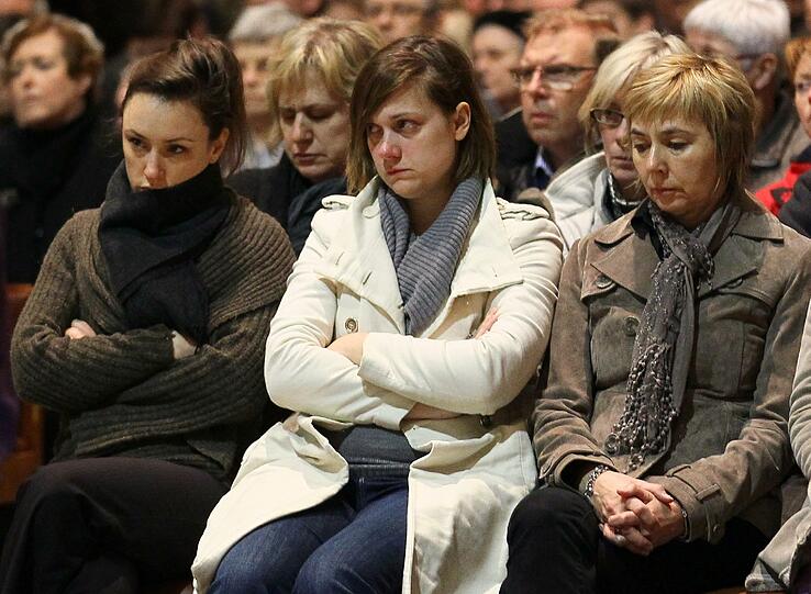 Trauer, Wut, Entsetzen: Nach dem schrecklichen Busunfall in der Schweiz mit 28 toten Menschen fallen sich Angehörige in die Arme, Freunde stellen Kerzen auf und besuchen Gottestdienste. Die Bilder