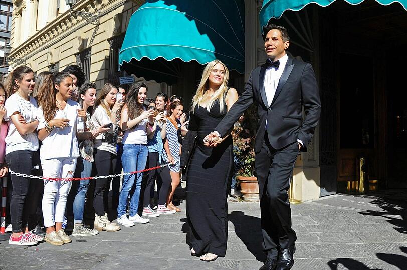 Station 2: Florenz in Italien: Hochzeitsgäste auf dem roten Teppich und viele Fnas. Kim Kardashian und Kanye West sagen endlich "Ja".
