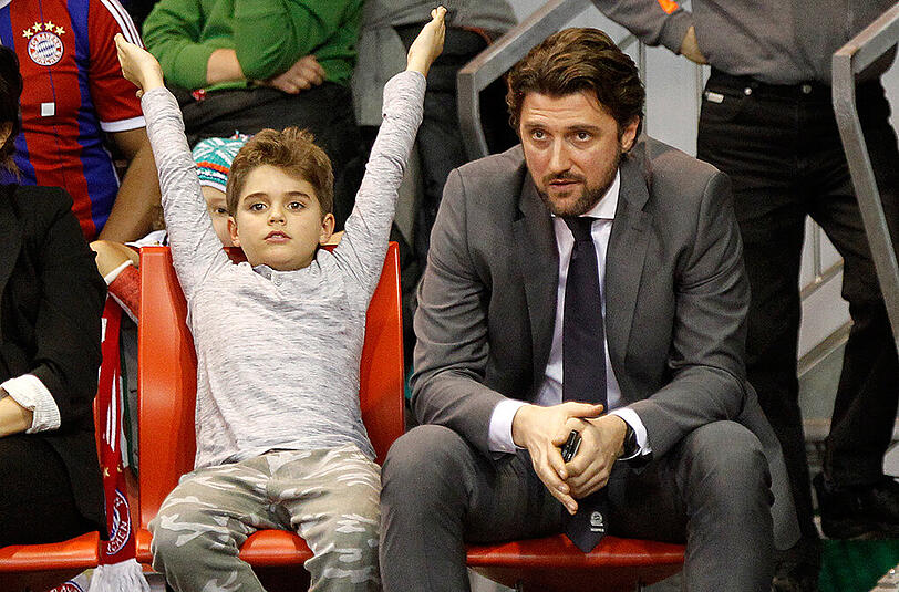 Dem Nachwuchs eine Chance: Sportdirektor Marko Pesic und Sohn Luca als Zuschauer der BBL-Partie FC Bayern gegen Eisbären Bremerhaven.