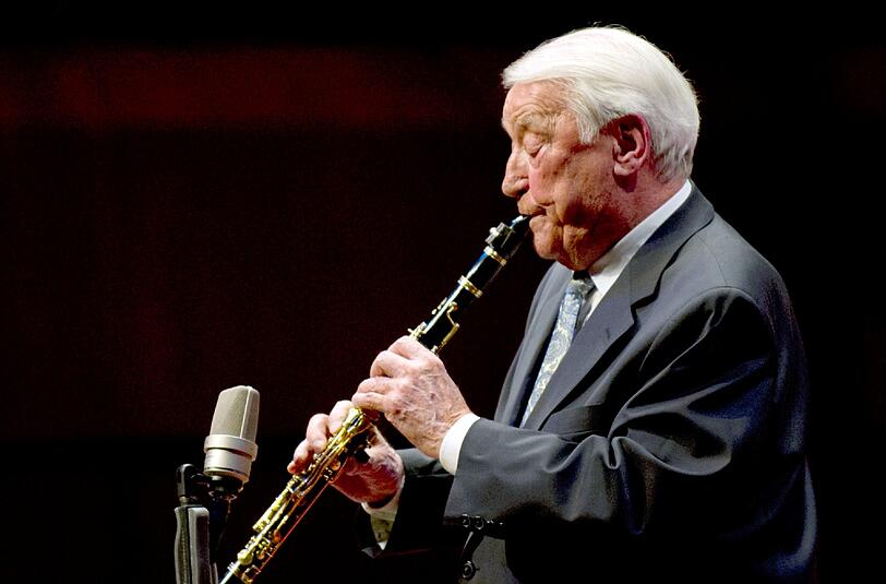 Bild aus dem Leben von Hugo Strasser: Swing-Legende Hugo Strasser bei einem Konzert in Frankfurt am Main am 02.04.2012 mit seiner Klarinette.