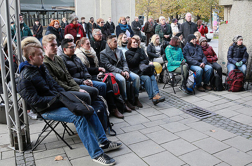 Besucher bei der Namenslesung zum Progrom-Tag am Gedenkstein der Hauptsynagoge.