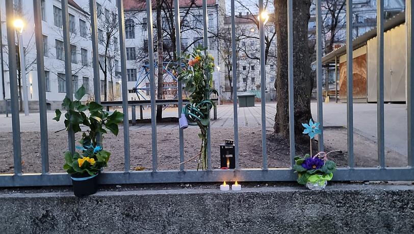 Kerzen und Blumen am Zaun vor der Schule in der Weilerstraße.