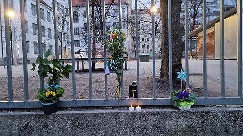 Kerzen und Blumen am Zaun vor der Schule in der Weilerstraße.