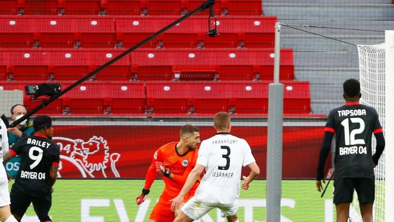 Leon Bailey (2.vl) brachte Bayer beim Leverkusener Sieg gegen Frankfurt in Führung.