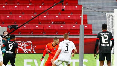 Leon Bailey (2.vl) brachte Bayer beim Leverkusener Sieg gegen Frankfurt in Führung.