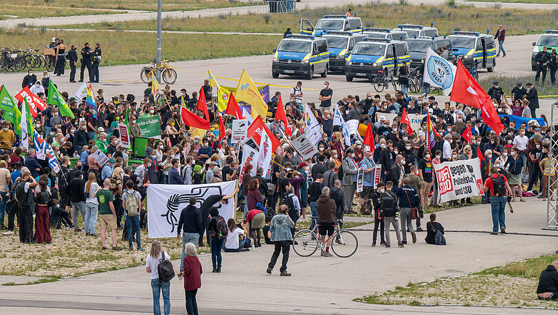 Die Teilnehmer einer Demonstration gegen das Polizeiaufgabengesetz (PAG) stehen auf der Theresienwiese.