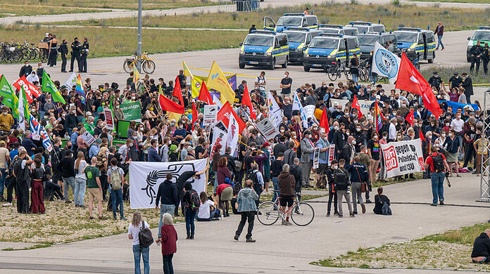 Die Teilnehmer einer Demonstration gegen das Polizeiaufgabengesetz (PAG) stehen auf der Theresienwiese.