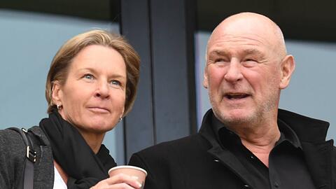 Schon bald Europameisterin und Finca-Besitzerin? Bundestrainerin Martina Voss-Tecklenburg an der Seite ihres Mannes Hermann.