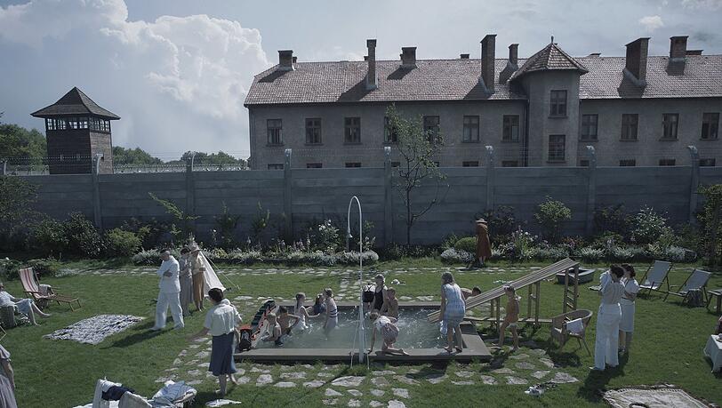 Gartenparty bei der Familie Höß, dahinter der Ort des größten Grauens. Gartenparty bei der Familie Höß, dahinter der Ort des größten Grauens.