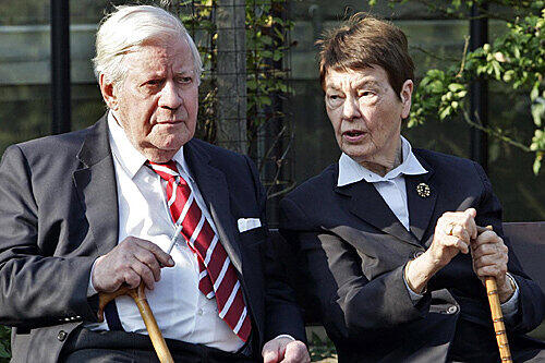 Zwei, die sich fast ihr ganzes Leben kennen: Loki und Helmut Schmidt. Foto: dpa