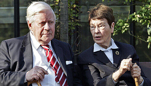Zwei, die sich fast ihr ganzes Leben kennen: Loki und Helmut Schmidt. Foto: dpa Zwei, die sich fast ihr ganzes Leben kennen: Loki und Helmut Schmidt. Foto: dpa