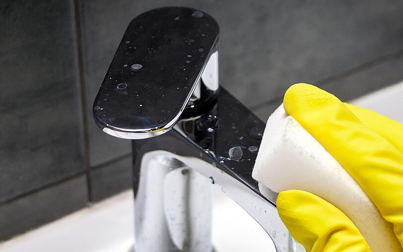 Man kann noch so gut aufpassen - nach kurzer Zeit bilden sich unschöne Kalkflecken auf den eigentlich glänzenden Armaturen in Bad und Küche. Vor allem bei besonders kalkhaltigem Wasser sind die Flecken ein ständiger Begleiter. Wir verraten Ihnen Tricks, wie Sie den Kalk ganz einfach entfernen können. Man kann noch so gut aufpassen - nach kurzer Zeit bilden sich unschöne Kalkflecken auf den eigentlich glänzenden Armaturen in Bad und Küche. Vor allem bei besonders kalkhaltigem Wasser sind die Flecken ein ständiger Begleiter. Wir verraten Ihnen Tricks, wie Sie den Kalk ganz einfach entfernen können.