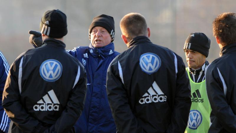 Klare Ansprache gleich beim ersten Training: Lorenz-Günther Köstner, der neue Chefcoach des VfL Wolfsburg. Klare Ansprache gleich beim ersten Training: Lorenz-Günther Köstner, der neue Chefcoach des VfL Wolfsburg.