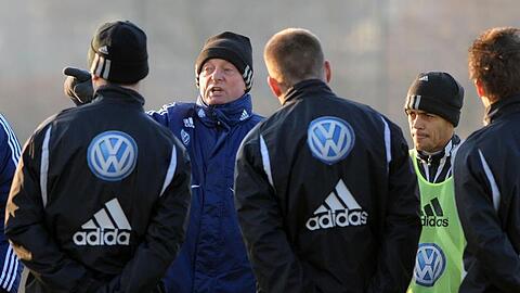 Klare Ansprache gleich beim ersten Training: Lorenz-Günther Köstner, der neue Chefcoach des VfL Wolfsburg.