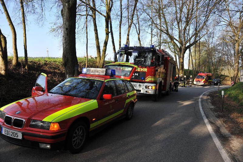 In einer Kurve hat der Zweiradfahrer aus ungeklärten Gründen die Kontrolle über sein Fahrzeug verloren und war gegen einen Baum und anschließend gegen ein Verkehrsschild geprallt. Der Fahrer erlitt schwere Verletzungen am Oberschenkel und musste mit dem Hubschrauber ins Krankenhaus abtransportiert werden.