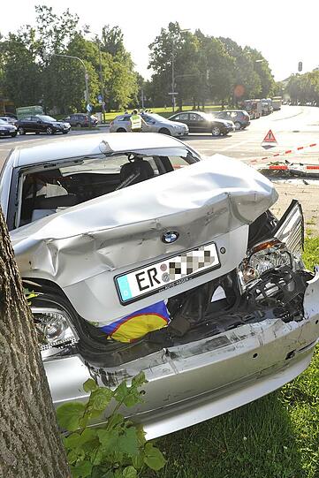 Anschließend rammte der Transporter diesen BMW.