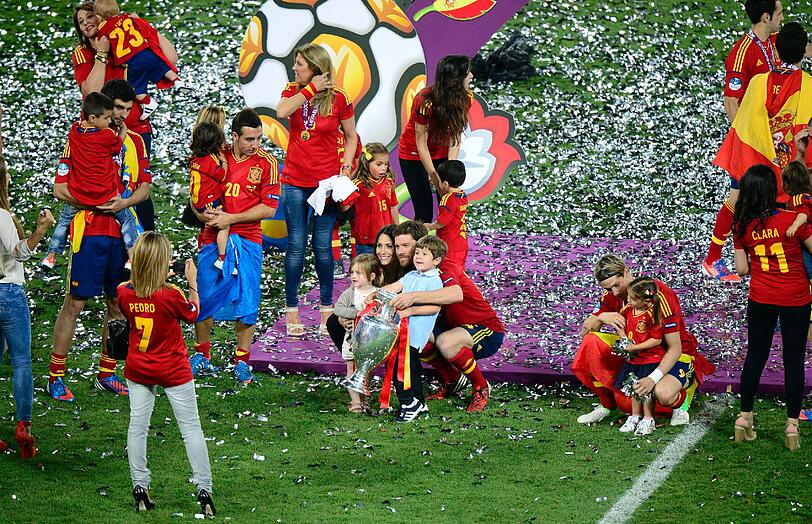 Die "Furia Roja" demütigte Italien im EM-Endspiel gnadenlos mit 4:0. Beim Jubeln zeigten die Spanier, dass sie auch ganz lieb können - im Kreise ihrer Familien. Die besten Bilder der spanischen EM-Fiesta auf dem Rasen von Kiew!