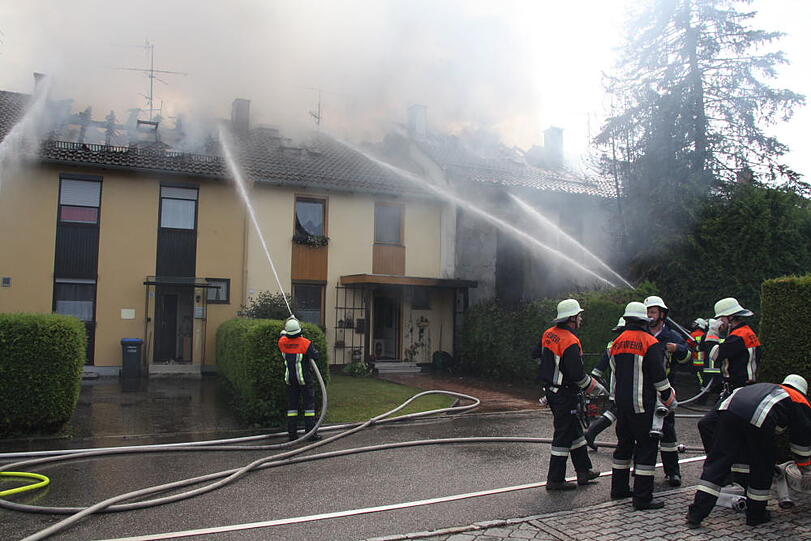 Rauchschwaden in Eiselfing: Ein Wohnhaus steht in Flammen.