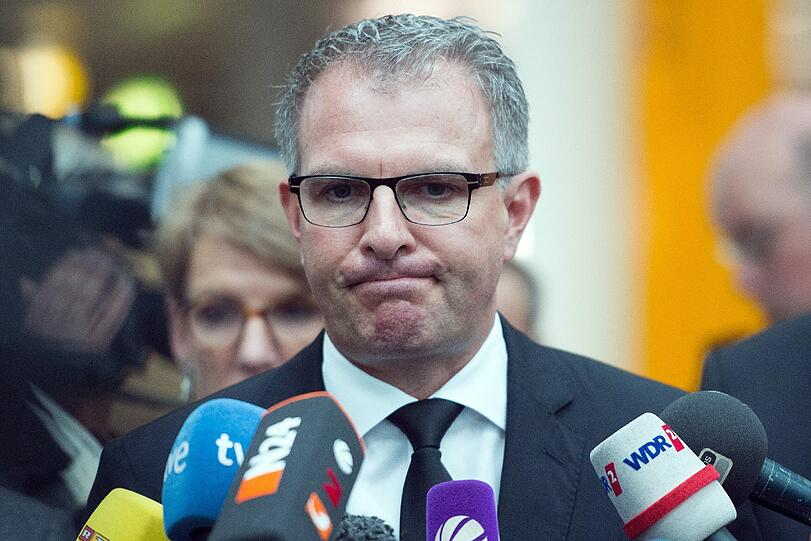 Carsten Spohr ist der Lufthansa-Chef. Am Mittwoch sprach er den Angehörigen am Flughafen in Düsseldorf persönlich sein Beileid aus. Er organisierte die Maschinen, die die trauernden Familien und Freunde nach Marseille bringen.